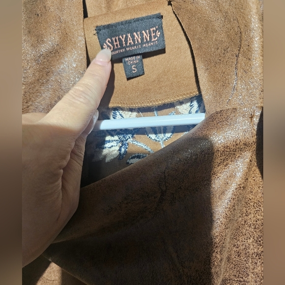 Shyanne Tan Faux Leather Jacket with Studded Shoulders Size Small EUC 19 PTP - Picture 3 of 4